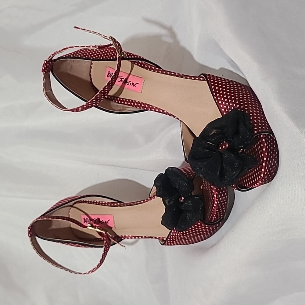 EUC Women's size 8 red shoes with white polka-dots by Betsy Johnson